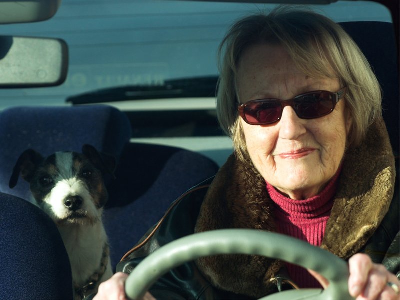 Seniorin fährt Auto
